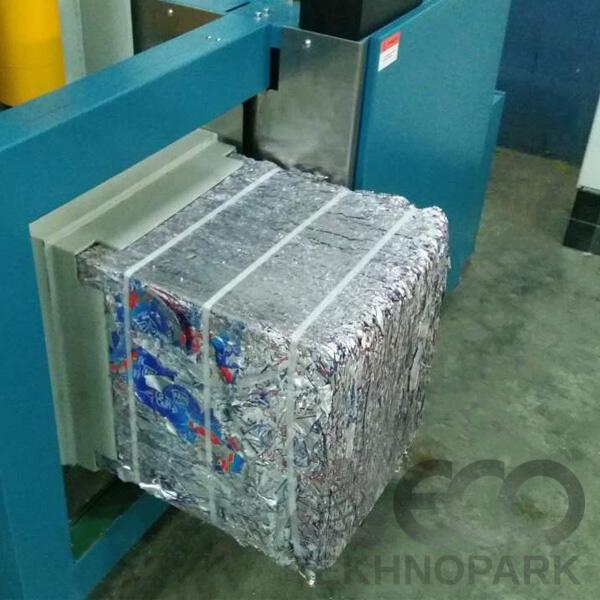 Automatic horizontal baler for recyclables