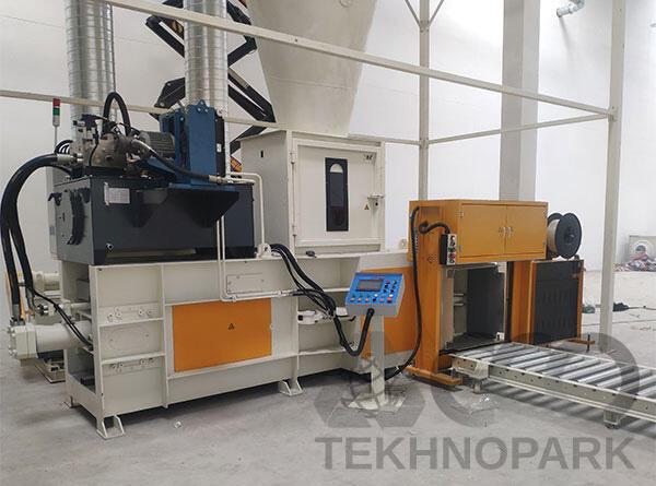 Automatic horizontal baler for recyclables