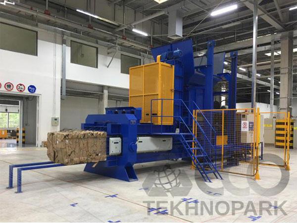 Full automatic industrial baler for recyclables