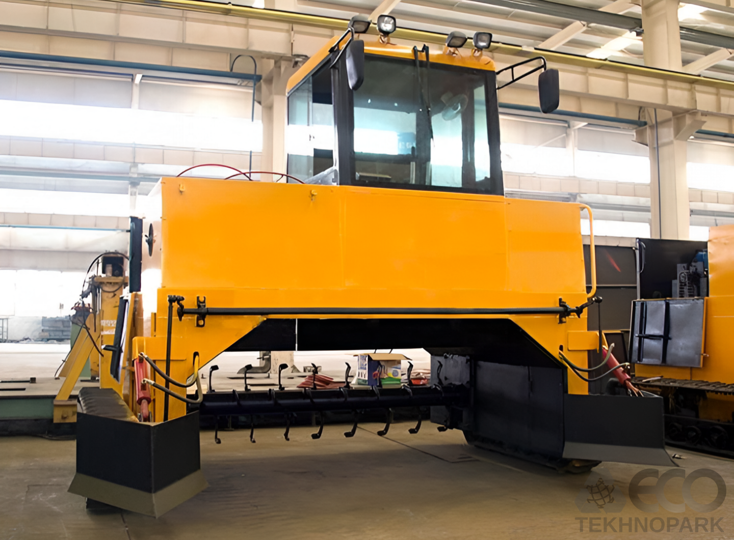 Crawler type compost turner