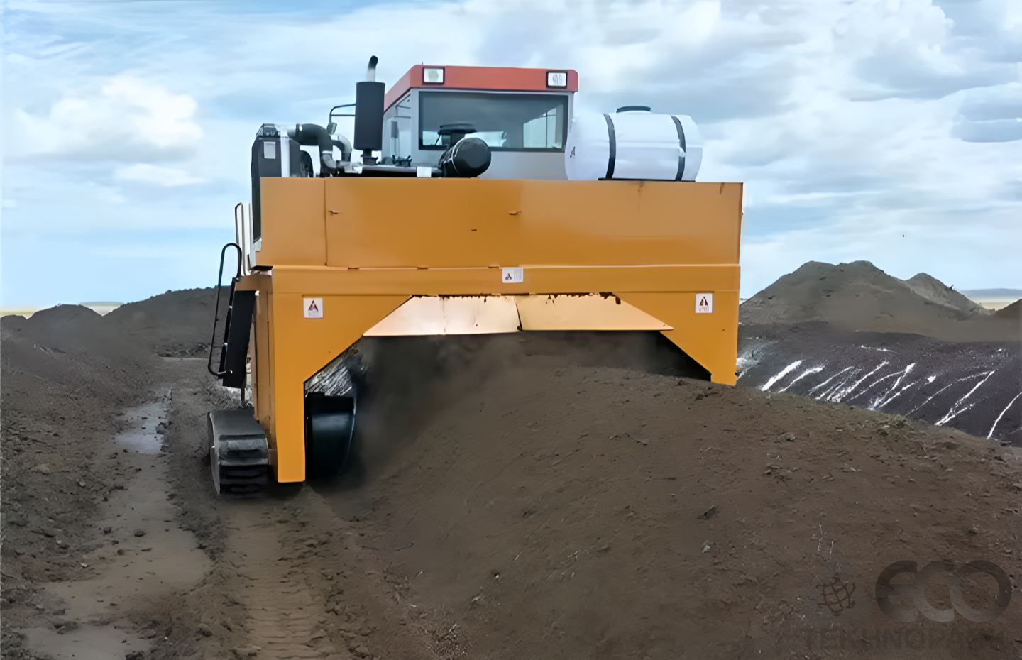 Crawler type compost turner